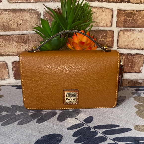 Dooney & Bourke Handbags - Dooney & Bourke clutch crossbody Bag